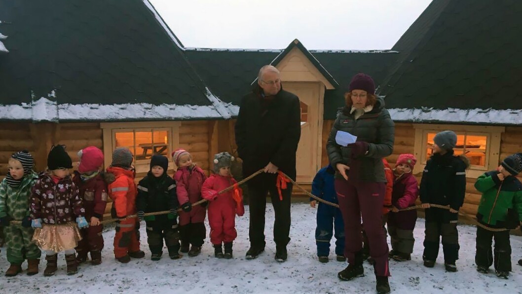 Ordfører Nils A. Røhne (Ap) var i november på besøk hos Ragnhild Antonie Finden for å åpne den nye grillhytta i Kausvol gardsbarnehage. Ordfører Nils A. Røhne (Ap) var i november på besøk hos Ragnhild Antonie Finden for å åpne den nye grillhytta i Kausvol gardsbarnehage.