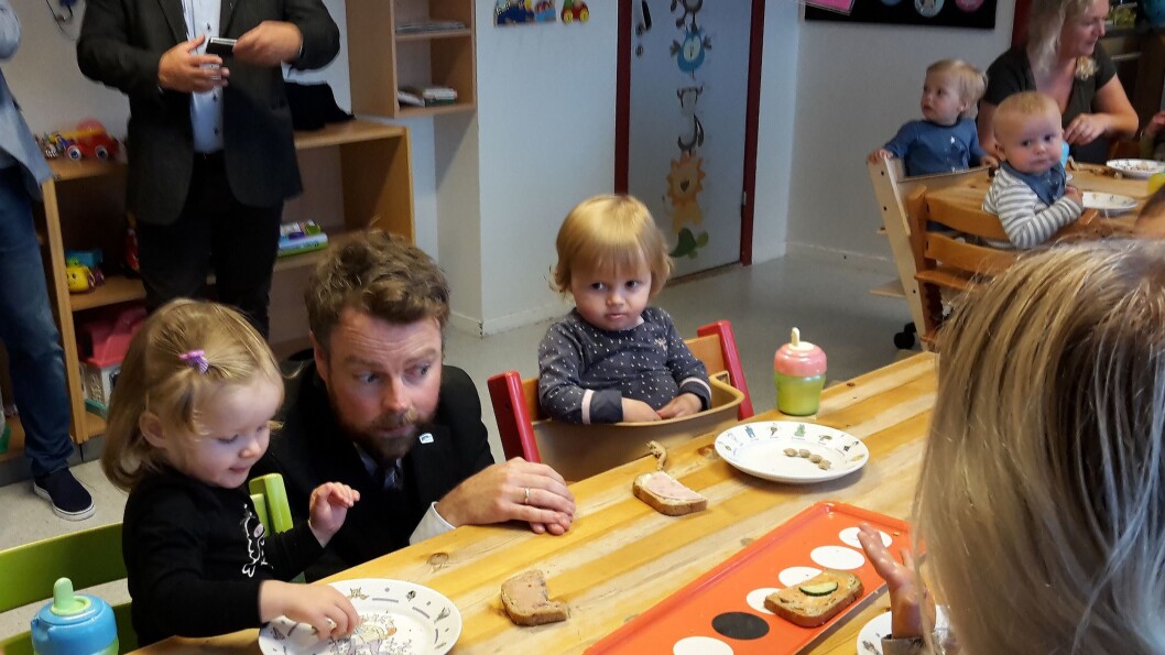 Kunnskapsminister Torbjørn Røe Isaksen (H) møtte barn og ansatte i Fagerlia barnehage i Ålesund i forbindelse med at han lanserte den reviderte strategien for kompetanse i barnehagen. Kunnskapsminister Torbjørn Røe Isaksen (H) møtte barn og ansatte i Fagerlia barnehage i Ålesund i forbindelse med at han lanserte den reviderte strategien for kompetanse i barnehagen.