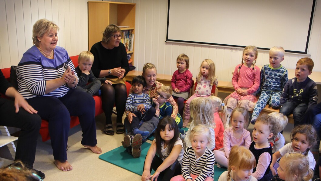 Statsminister Erna Solberg (H) koste seg i sangstunden i Vågønes barnehage onsdag formiddag. Statsminister Erna Solberg (H) koste seg i sangstunden i Vågønes barnehage onsdag formiddag.