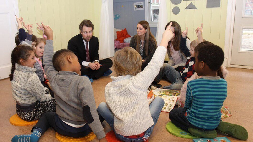 Kunnskapsminister Torbjørn Røe Isaksen (H) mener det er viktig å se på pedagogandel og bemanningsnorm samtidig. Hvis ikke vil det ene kunne gå på bekostning av det andre. Kunnskapsminister Torbjørn Røe Isaksen (H) mener det er viktig å se på pedagogandel og bemanningsnorm samtidig. Hvis ikke vil det ene kunne gå på bekostning av det andre.