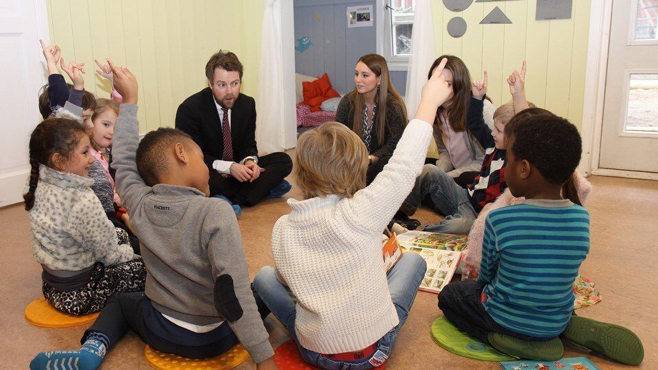Kunnskapsminister Torbjørn Røe Isaksen (H) mener det er viktig å se på pedagogandel og bemanningsnorm samtidig. Hvis ikke vil det ene kunne gå på bekostning av det andre.