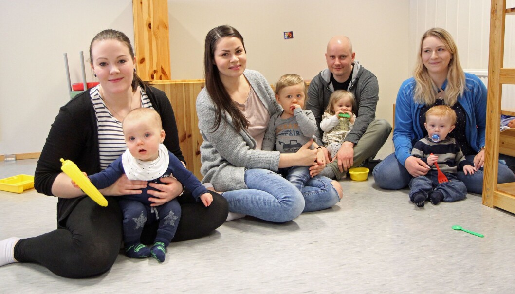 Fra venstre Cathrine Røsnes og sønnen Henning (10 måneder), Amalie Kolsing og Emil (1 år), Øyvind Sørensen og Lilly (13 måneder) og Luna Vatshaug og Aron (1 år) krysser alle fingrene for plass i riktig barnehage til høsten. Foto: Mariell Tverrå Løkås Fra venstre Cathrine Røsnes og sønnen Henning (10 måneder), Amalie Kolsing og Emil (1 år), Øyvind Sørensen og Lilly (13 måneder) og Luna Vatshaug og Aron (1 år) krysser alle fingrene for plass i riktig barnehage til høsten. Foto: Mariell Tverrå Løkås