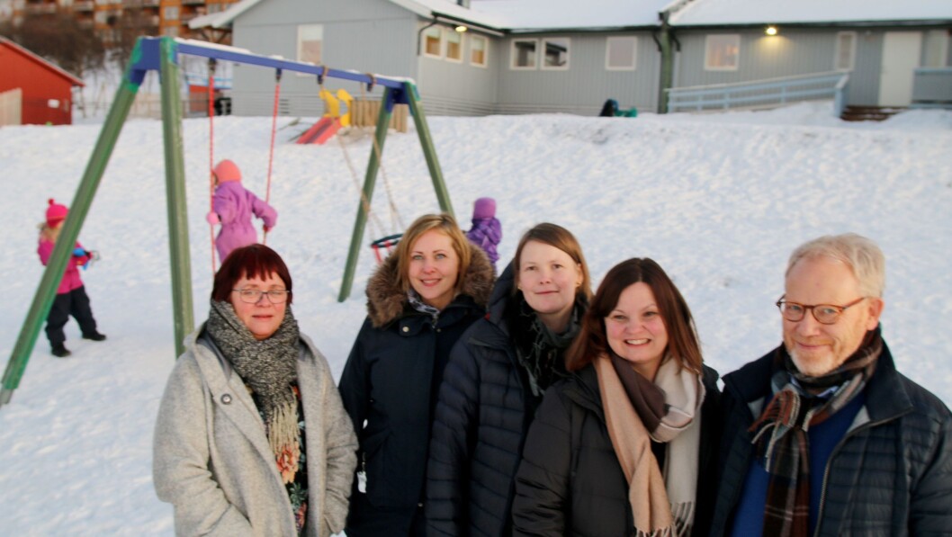 Fra venstre fagleder Laila Østgård i Lunheim barnehage, andreårsstudent Camilla Henriksen, prosjektkoordinator Silje Rossvoll Kvande, enhetsleder fastlandet nord Gørill Nilsen og studieleder ved barnehagelærerutdanninga Helge Habbestad. Fra venstre fagleder Laila Østgård i Lunheim barnehage, andreårsstudent Camilla Henriksen, prosjektkoordinator Silje Rossvoll Kvande, enhetsleder fastlandet nord Gørill Nilsen og studieleder ved barnehagelærerutdanninga Helge Habbestad.