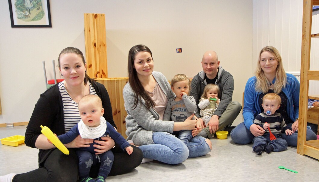 Fra venstre Cathrine Røsnes og sønnen Henning (10 måneder), Amalie Kolsing og Emil (1 år), Øyvind Sørensen og Lilly (13 måneder) og Luna Vatshaug og Aron (1 år) krysser alle fingrene for plass i riktig barnehage til høsten. Fra venstre Cathrine Røsnes og sønnen Henning (10 måneder), Amalie Kolsing og Emil (1 år), Øyvind Sørensen og Lilly (13 måneder) og Luna Vatshaug og Aron (1 år) krysser alle fingrene for plass i riktig barnehage til høsten.