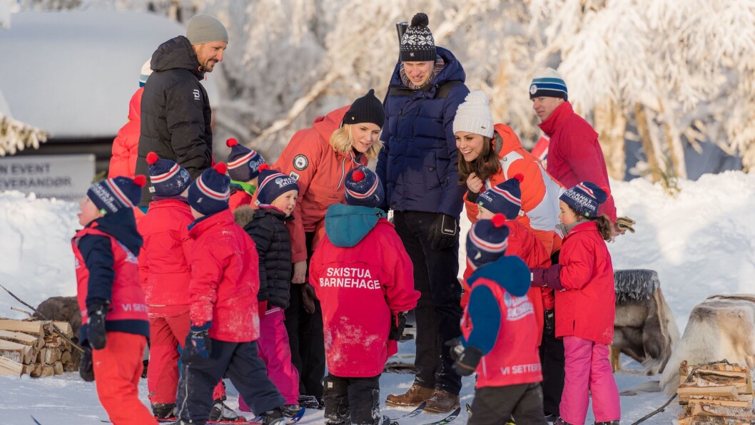 Kronprins Haakon, kronprinsesse Mette Marit, prins William og hertuginne Kate viste stor interesse for det barna holdt på med. Kronprins Haakon, kronprinsesse Mette Marit, prins William og hertuginne Kate viste stor interesse for det barna holdt på med.