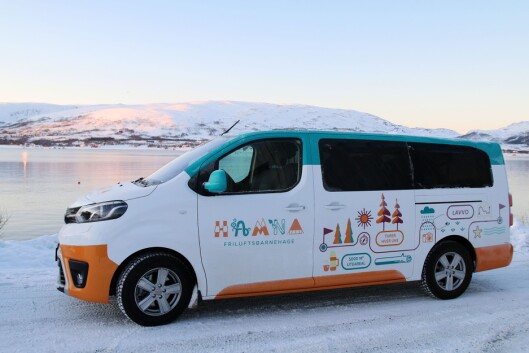 Bussen til Hamna friluftsbarnehage har fått heldekkende folie, og synes godt i bybildet. Bussen til Hamna friluftsbarnehage har fått heldekkende folie, og synes godt i bybildet.
