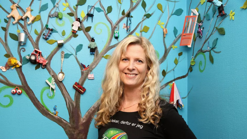 Trude Anette Brendeland kaller seg Fantasifantasten og er utdannet barnehagelærer med fordypning i barnekultur og kulturformidling. Hun har skrevet flere bøker og holder kurs og foredrag for barnehageansatte.