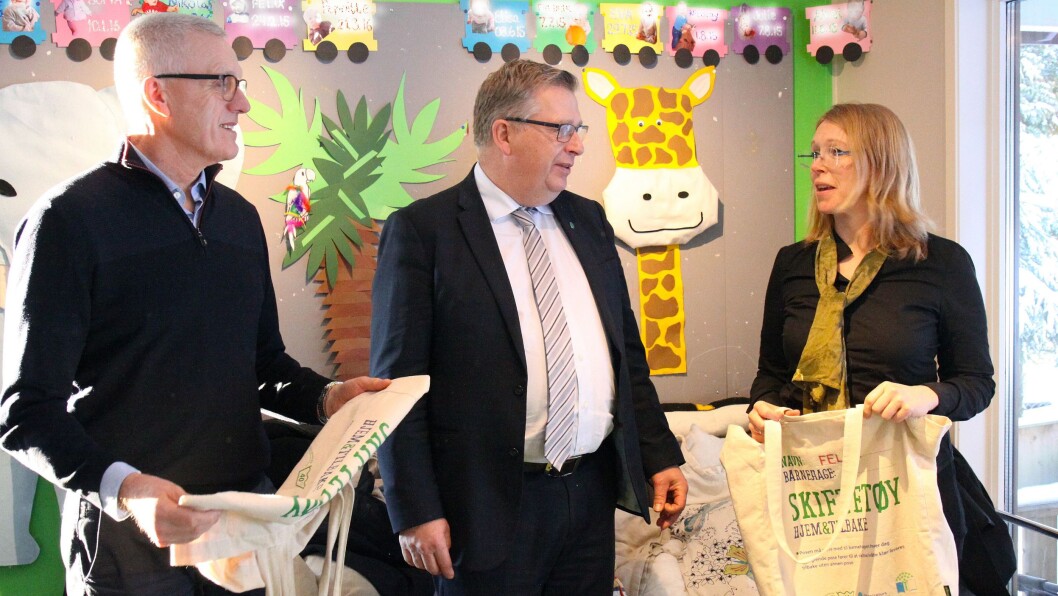 Tirsdag signerte administrerende direktør Arild M. Olsen i PBL og generalsekretær Maren Esmark i Naturvernforbundet avtalen om prosjektet «Plast- og giftfrie barnehager». Her står de sammen med statssekretær Atle Hamar i Klima- og miljødepartementet (i midten). Tirsdag signerte administrerende direktør Arild M. Olsen i PBL og generalsekretær Maren Esmark i Naturvernforbundet avtalen om prosjektet «Plast- og giftfrie barnehager». Her står de sammen med statssekretær Atle Hamar i Klima- og miljødepartementet (i midten).