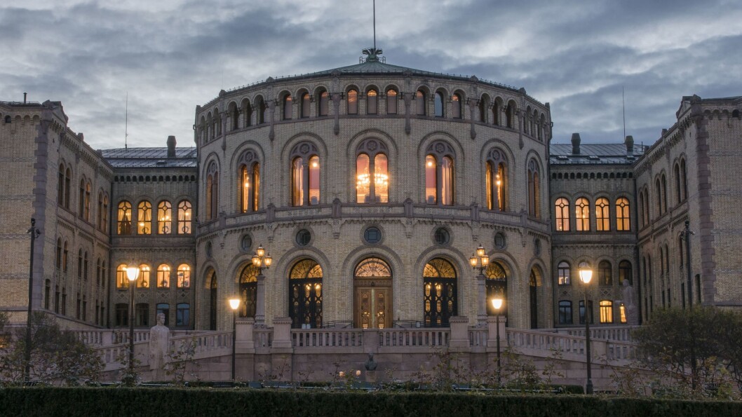 Flertallet på Stortinget vil utrede et mulig skille mellom ideelle og kommersielle barnehager. Flertallet på Stortinget vil utrede et mulig skille mellom ideelle og kommersielle barnehager.