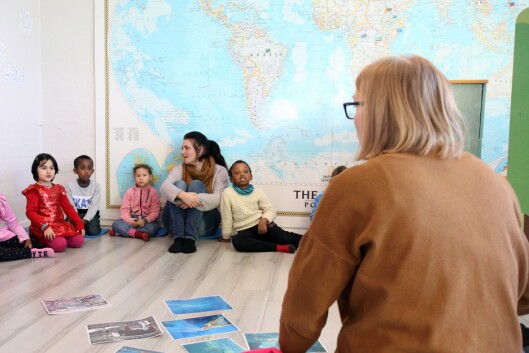 – Tror dere fiskene får vondt i magen og blir syke når de spiser plast? – Ja! svarer barna. – Tror dere fiskene får vondt i magen og blir syke når de spiser plast? – Ja! svarer barna.