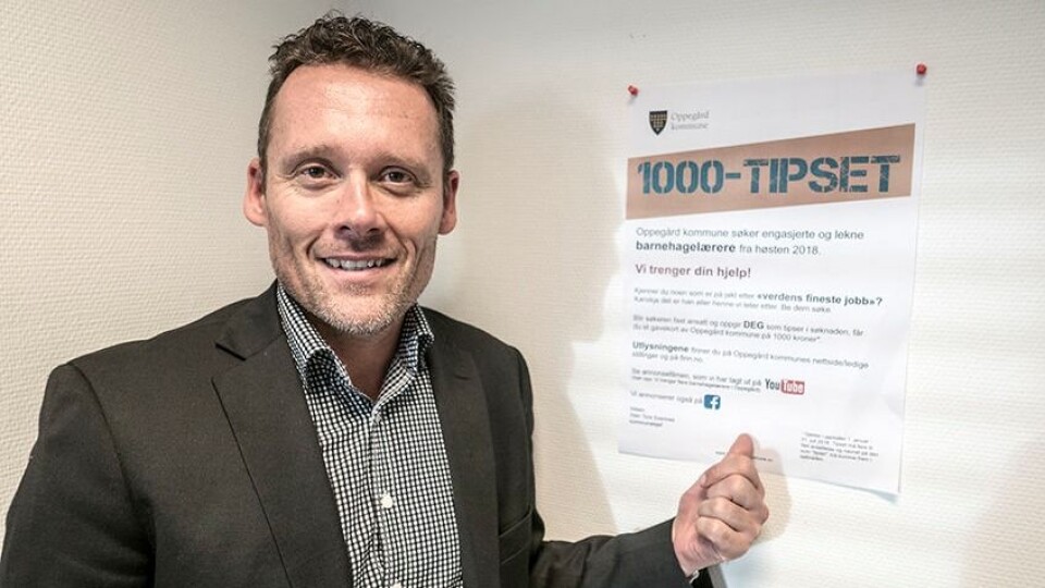 Kommunalsjef Sten Tore Svennes i Oppegård kommune deler ut gavekort på 1000 kroner til dem som bidrar til å skaffe kommunen flere barnehagelærere – når tipset fører til fast ansettelse.