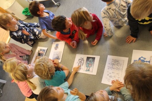 Før de satte i gang med å lage roboten så barn og voksne på ulike roboter og snakket om hvilke funksjoner de kunne ha. Før de satte i gang med å lage roboten så barn og voksne på ulike roboter og snakket om hvilke funksjoner de kunne ha.