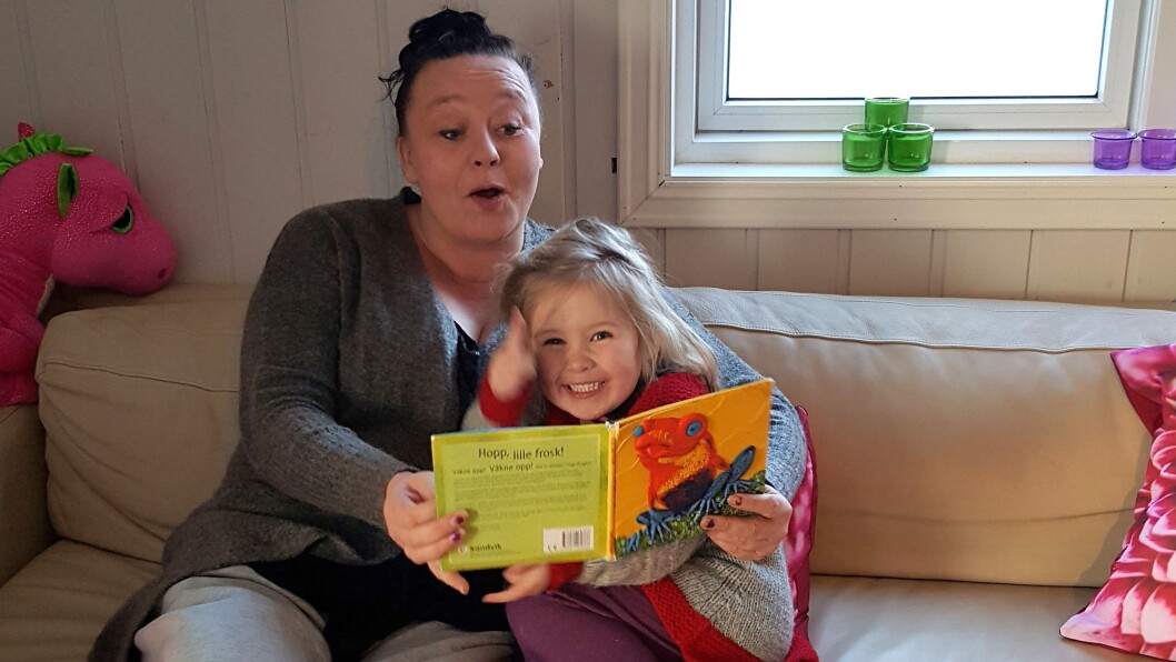 Rachel Haarberg sier at det blir mye eventyr når hun endelig starter sin egen barnehage. Her er det barnebarnet Isabella (4) hun leser for. Foto: Privat Rachel Haarberg sier at det blir mye eventyr når hun endelig starter sin egen barnehage. Her er det barnebarnet Isabella (4) hun leser for. Foto: Privat