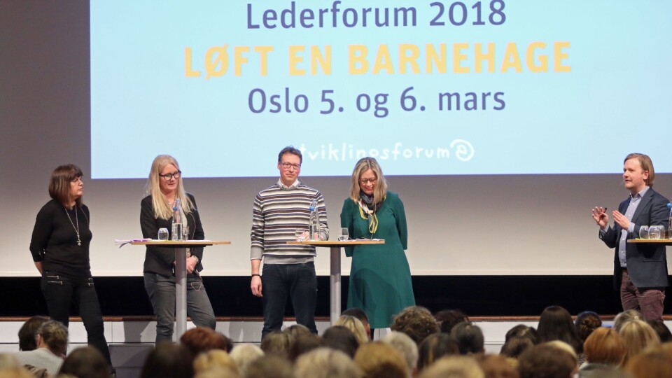 Fra venstre Grethe Barane fra Sørhellet barnehage, Utdanningsforbundets Ingvild Aga, Robert Ullmann fra Kanvas og Hege Sevatdal fra Oslo kommune møttes til debatt om organisering i barnehagene med ny pedagognorm. Til høyre debattleder Morten Solheim.