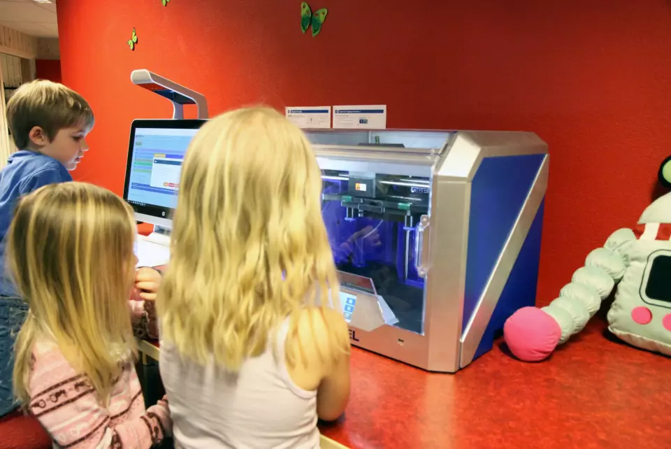 Det har aldri vært meningen at barna skulle bli passivisert av de digitale verktøyene. Her er 3D-printeren i ferd med å utføre magi - igjen.
