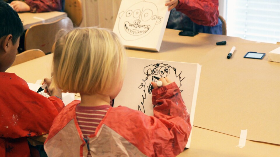 Barna i Kulturparken FUS barnehage er vant til å få prøve ut forskjellige estetiske arbeidsmåter. Her tegner de selvportretter med tusj, som de skal få male over etterpå.