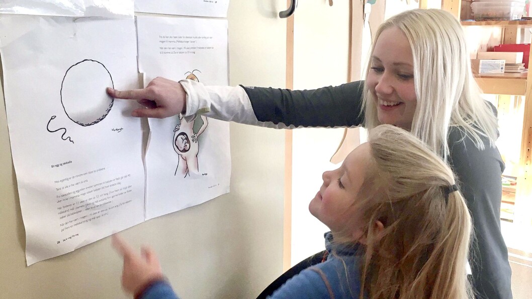 Mia Moen Røli er nyutdannet fra barnehagelærerutdanningen ved Nord universitet, og fikk nylig pris for beste bacheloroppgave. I krinkelkroken barnehage, der hun er pedagogisk leder, jobber de med et prosjekt der barna skal bli kjent både med kroppen sin og sine egne grenser. Mia Moen Røli er nyutdannet fra barnehagelærerutdanningen ved Nord universitet, og fikk nylig pris for beste bacheloroppgave. I krinkelkroken barnehage, der hun er pedagogisk leder, jobber de med et prosjekt der barna skal bli kjent både med kroppen sin og sine egne grenser.