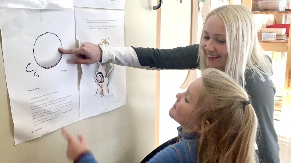 Mia Moen Røli er nyutdannet fra barnehagelærerutdanningen ved Nord universitet, og fikk nylig pris for beste bacheloroppgave. I krinkelkroken barnehage, der hun er pedagogisk leder, jobber de med et prosjekt der barna skal bli kjent både med kroppen sin og sine egne grenser.