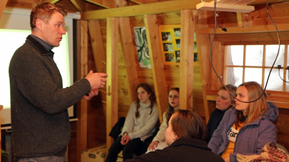 Jørgen Kjørven foreleser for belgiske studenter som er på besøk i Småtjern barnehage.