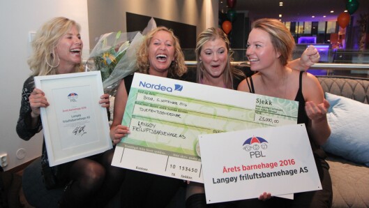 En glad gjeng fra Langøy friluftsbarnehage fikk prisen i 2016: F.v eier Lise Lauvik og pedagogiske ledere Susanne Hetlevik, Kine Henriksen og Madeline Børnes. En glad gjeng fra Langøy friluftsbarnehage fikk prisen i 2016: F.v eier Lise Lauvik og pedagogiske ledere Susanne Hetlevik, Kine Henriksen og Madeline Børnes.