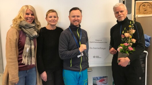 Prisen ble delt ut under Digital Arena Barnehage-konferansen i Trondheim 7. mars. Her holder Ståle Skagen (venstre) og Geir Valøen plaketten som viser at barnehagen vant den digitale barnehageprinsen 2018. Prisen ble delt ut under Digital Arena Barnehage-konferansen i Trondheim 7. mars. Her holder Ståle Skagen (venstre) og Geir Valøen plaketten som viser at barnehagen vant den digitale barnehageprinsen 2018.