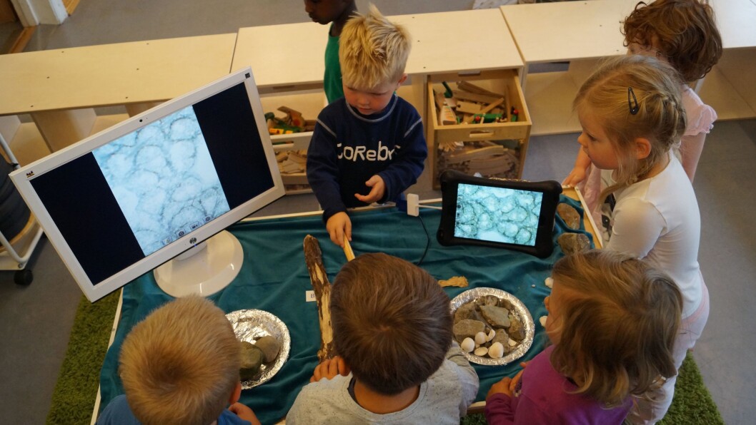 Barna bruker et digitalt mikroskop til å undersøke det de har funnet ved Ilabekken. Barna bruker et digitalt mikroskop til å undersøke det de har funnet ved Ilabekken.