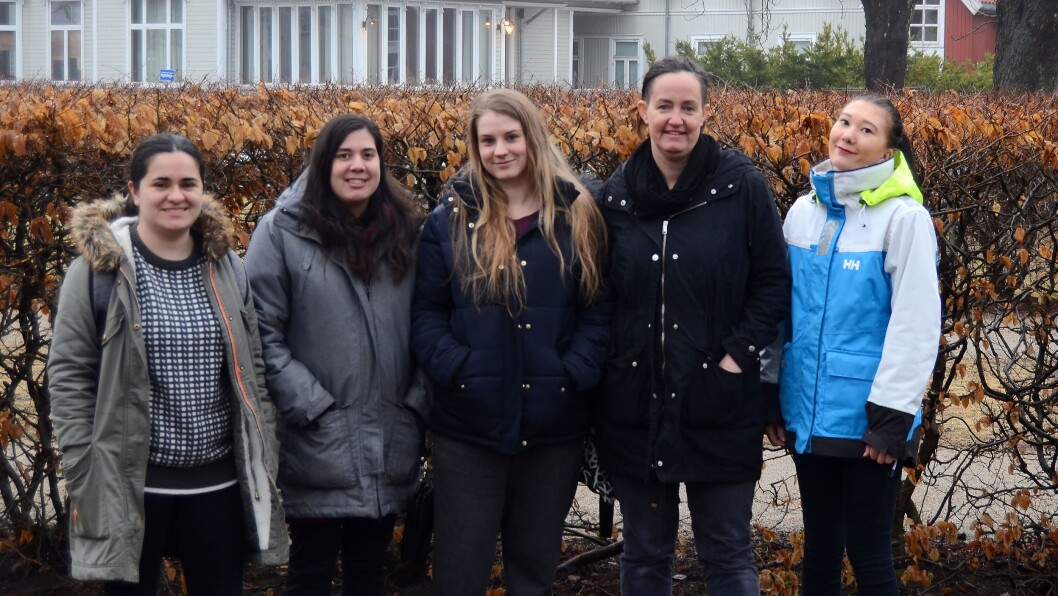 Studentene Sandra Larsen Ossletten, Tone Kari Vartdal, Emilie Nilsen, Camilla Arnesen og Dana Pehlivanovic spør om foreslått bemanningsnorm er god nok. Foto: Privat Studentene Sandra Larsen Ossletten, Tone Kari Vartdal, Emilie Nilsen, Camilla Arnesen og Dana Pehlivanovic spør om foreslått bemanningsnorm er god nok. Foto: Privat