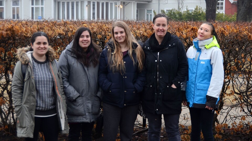 Studentene Sandra Larsen Ossletten, Tone Kari Vartdal, Emilie Nilsen, Camilla Arnesen og Dana Pehlivanovic spør om foreslått bemanningsnorm er god nok. Foto: Privat