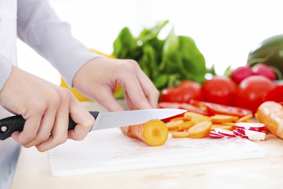 Går du fra bleieskift til matlaging uten å ta på forkle, øker risikoen for å spre smitte. Illustrasjonsfoto: Getty Images
