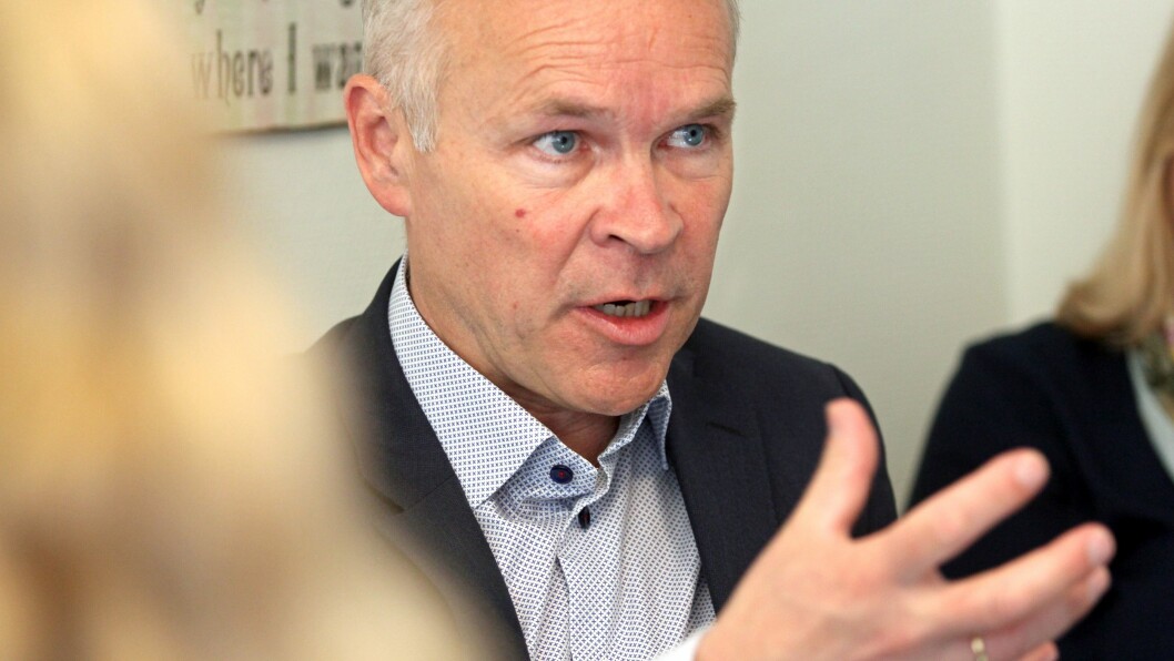 Kunnskaps- og integreringsminister Jan Tore Sanner (H) svarer på utfordringen til Aps Martin Henriksen. Bildet er tatt under et  tidligere besøk i Regnbuen barnehage i Bodø.