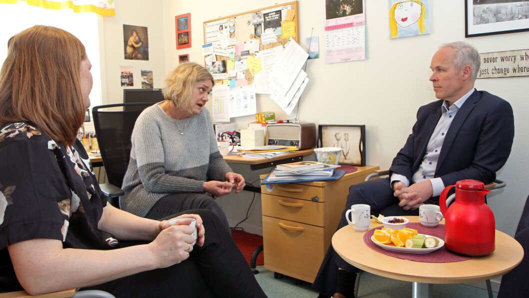 Kunnskaps- og integreringsminister Jan Tore Sanner i samtale med styrer Mariann Skålvold (midten) og Bodø-ordfører Ida M. Pinnerød (Ap). Kunnskaps- og integreringsminister Jan Tore Sanner i samtale med styrer Mariann Skålvold (midten) og Bodø-ordfører Ida M. Pinnerød (Ap).