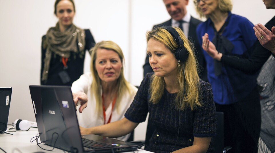 Barne- og likestillingsminister Linda Hofstad Helleland prøvde ut verktøyet SNAKKE i forbindelse med konferansen. Til venstre Ane Heiberg Simonsen, prosjektleder for SNAKKE hos Regionalt ressurssenter om vold, traumatisk stress og selvmordsforebygging (RVTS) Øst. Foto: Øistein Bloch Haukeland, regjeringen.no
