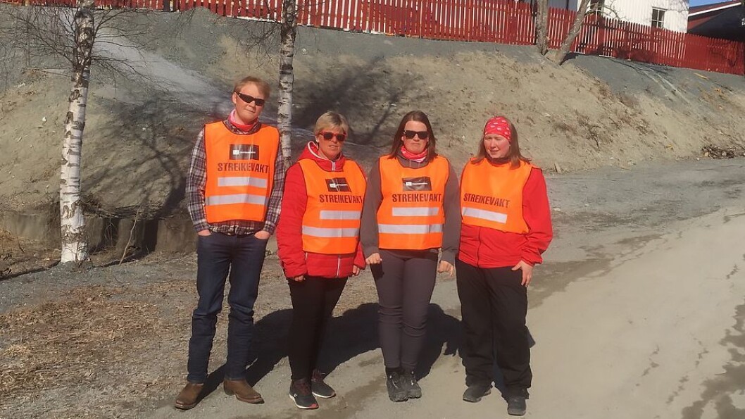 Fagforbundet innledet mandag streik i Elvebakken barnehage. Fra venstre Lars Stian Bartnes, Hege Grande, Ina Elisabeth Johansen og streikeleder Bente Pedersen. Foto: Fagforbundet Fagforbundet innledet mandag streik i Elvebakken barnehage. Fra venstre Lars Stian Bartnes, Hege Grande, Ina Elisabeth Johansen og streikeleder Bente Pedersen. Foto: Fagforbundet