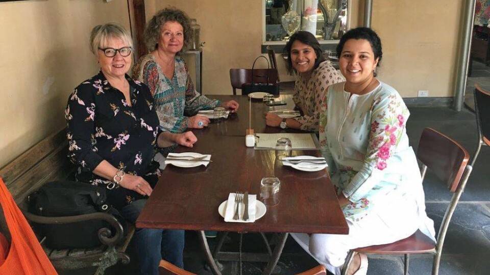 Fra venstre Lisbet Andersen og Pia Friis besøkte Helen Issar og Darshana Rajaram i Papagoya Kindergarten i Bangalore.