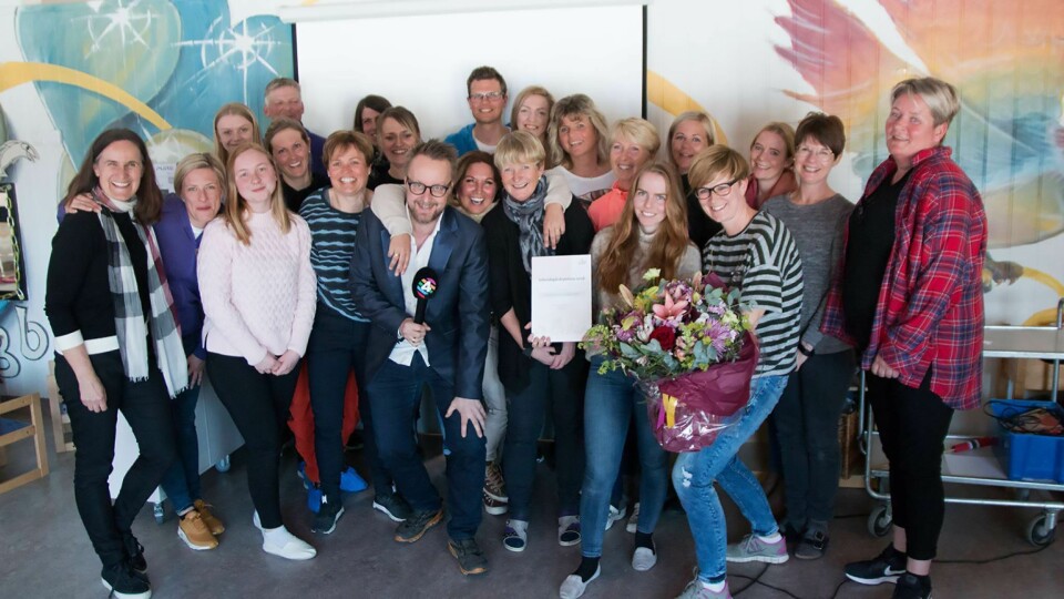 De ansatte i Bergerbakken barnehage i Jevnaker fikk besøk av P4s stuntreporter Sigurd Sollien da de fikk vite at de har vunnet prisen. Foto: KLP