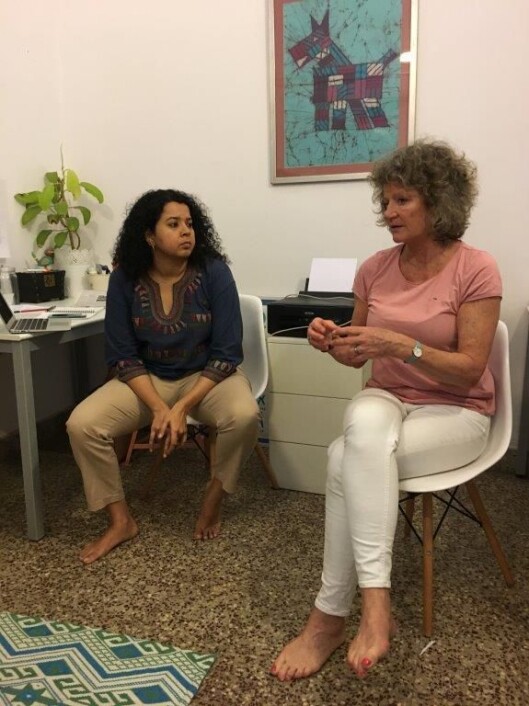 Darshana Rajaram i samtale med Pia Friis. De to Kanvas-ansatte gjennomførte samtaler med alle de ansatte i den indiske barnehagen. Darshana Rajaram i samtale med Pia Friis. De to Kanvas-ansatte gjennomførte samtaler med alle de ansatte i den indiske barnehagen.