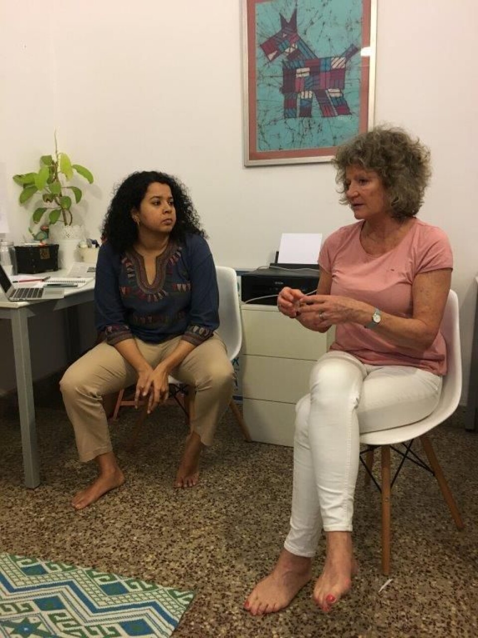 Darshana Rajaram i samtale med Pia Friis. De to Kanvas-ansatte gjennomførte samtaler med alle de ansatte i den indiske barnehagen.
