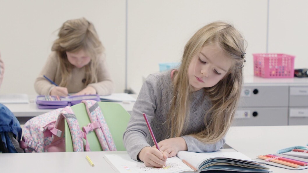 I tv-serien får vi se hvor mye nytt 6-åringene må forholde seg til når de begynner på skolen. Ifølge en av regissørene er tall og bokstaver bare en liten brøkdel av alt det nye. I tv-serien får vi se hvor mye nytt 6-åringene må forholde seg til når de begynner på skolen. Ifølge en av regissørene er tall og bokstaver bare en liten brøkdel av alt det nye.