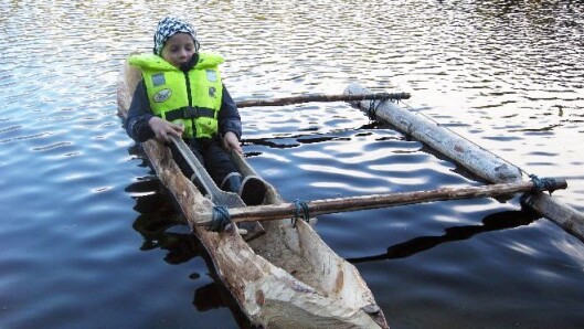 Etter å ha arbeidet med kanoen i ett år, var den endelig ferdig og kunne sjøsettes. Etter å ha arbeidet med kanoen i ett år, var den endelig ferdig og kunne sjøsettes.