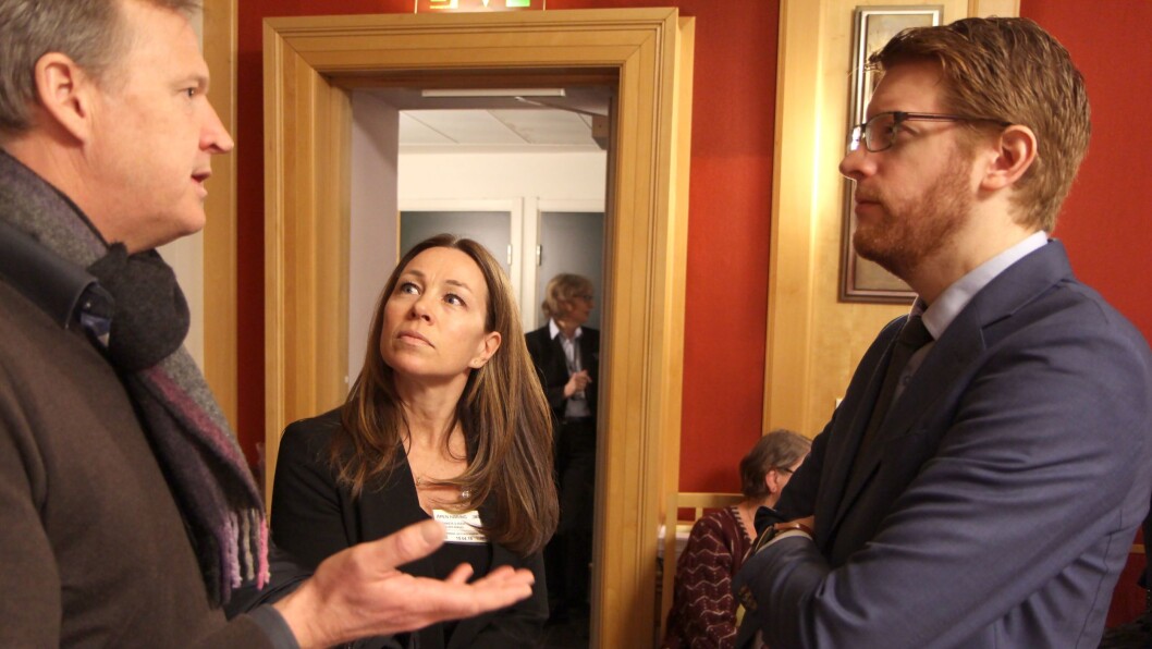 Arbeiderpartiets utdanningspolitiske talsperson Martin Henriksen (til høyre) diskuterte konsekvenser med Dag Braanaas og Synne Alsaker fra Stiftelsen Kanvas, i forbindelse med torsdagens høring om bemanningsnorm. Foto: Øyvind Johansen Arbeiderpartiets utdanningspolitiske talsperson Martin Henriksen (til høyre) diskuterte konsekvenser med Dag Braanaas og Synne Alsaker fra Stiftelsen Kanvas, i forbindelse med torsdagens høring om bemanningsnorm. Foto: Øyvind Johansen