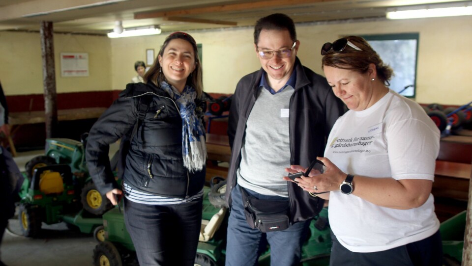 De italienske barnehageeierne Fabiola Caprioli og Luca Marocchi sammen med Kathrine Haugland på besøk i Soma gård naturbarnehage.