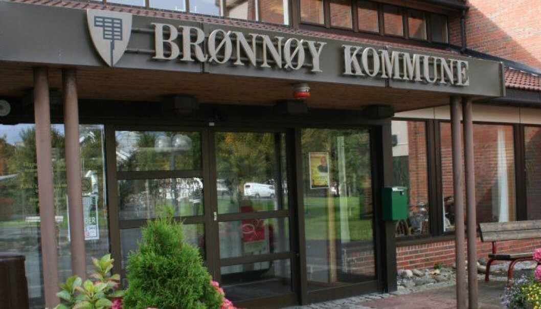 Brønnøy står midt i et smitteutbrudd, og stenger skoler og barnehager ut uka. Brønnøy står midt i et smitteutbrudd, og stenger skoler og barnehager ut uka.