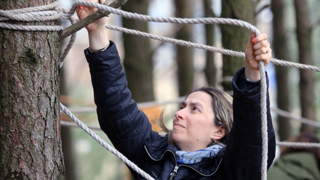 Fabiola Caprioli lærte seg blant annet å lage klatrestativ av tau under besøket i Norge. Fabiola Caprioli lærte seg blant annet å lage klatrestativ av tau under besøket i Norge.
