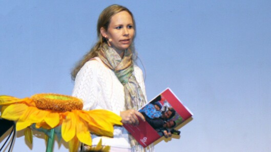 Stine Bredesen er pedagogisk leder i Olaløkka barnehage. Her står hun på scenen under Solsikkekonferansen 2018 for å fortelle om hvordan hennes barnehage arbeider med Solsikkekonseptet til SOS-barnebyer. Stine Bredesen er pedagogisk leder i Olaløkka barnehage. Her står hun på scenen under Solsikkekonferansen 2018 for å fortelle om hvordan hennes barnehage arbeider med Solsikkekonseptet til SOS-barnebyer.