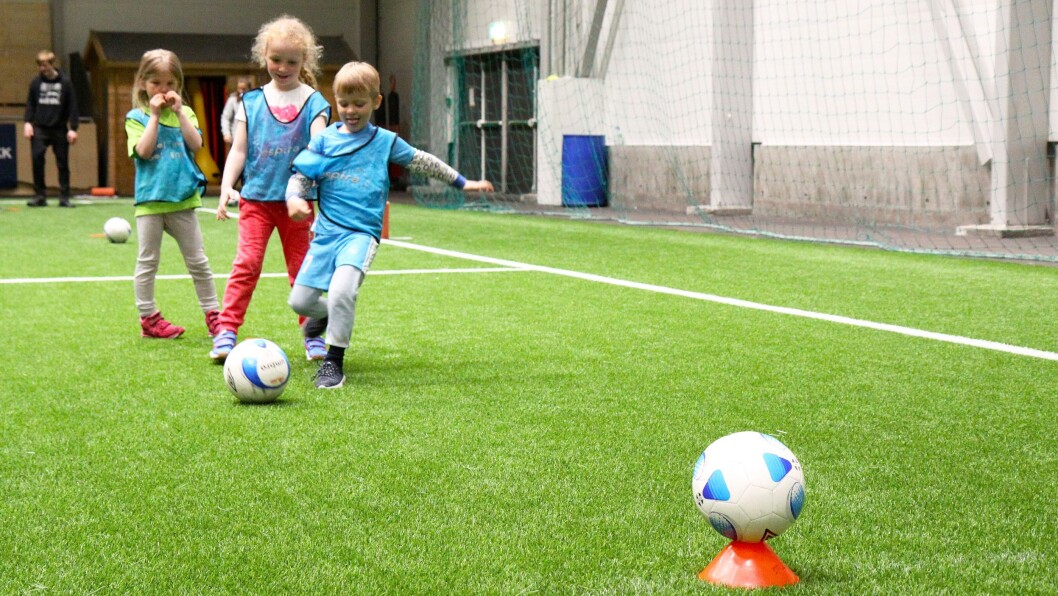 Barna fikk delta i aktiviteter med og uten ball. Her skal de prøve å treffe en fotball med en annen fotball. Foto: Silje Wiken Sandgrind Barna fikk delta i aktiviteter med og uten ball. Her skal de prøve å treffe en fotball med en annen fotball. Foto: Silje Wiken Sandgrind