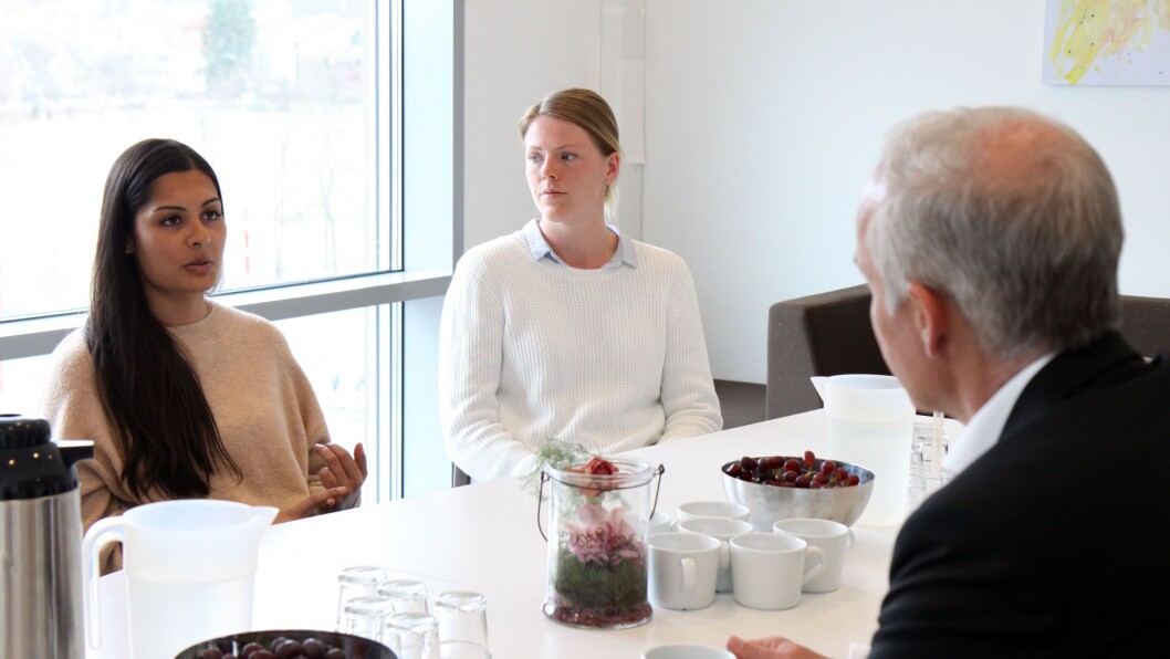 Kunnskapsministeren i samtale med Krishna Metha (venstre) og Rebecka Keihl (høyre) som begge er ansatt i Margarinfabrikken barnehage og tar tilleggsutdanning i barnhagepedagogikk. Kunnskapsministeren i samtale med Krishna Metha (venstre) og Rebecka Keihl (høyre) som begge er ansatt i Margarinfabrikken barnehage og tar tilleggsutdanning i barnhagepedagogikk.