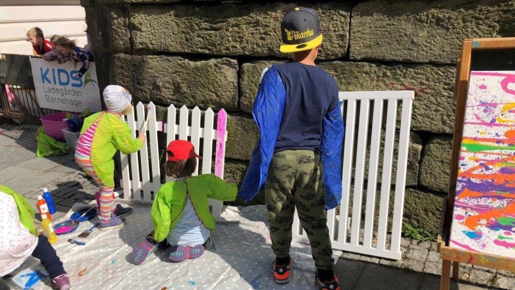 Kidsa Ladegården holder til sentralt i Bergen. Her er barna i full aktivitet med å lage urban kunst på fortauet utenfor porten. Foto: Kidsa Lagegården barnehage Kidsa Ladegården holder til sentralt i Bergen. Her er barna i full aktivitet med å lage urban kunst på fortauet utenfor porten. Foto: Kidsa Lagegården barnehage