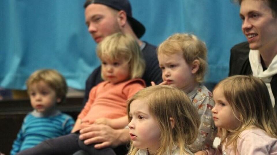 Barna i Katta barnehage følger spent med når bibliotekar Barbro Fossdal Pettersen leser boka «Bæ og Bø får besøk».