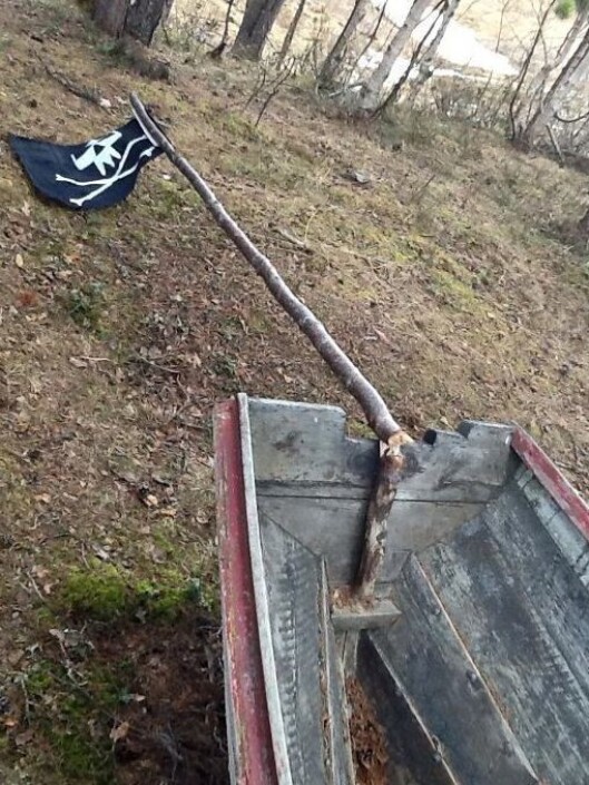 I tillegg til tilgrisingen var det gjort hærverk på lekebåten til barna. I tillegg til tilgrisingen var det gjort hærverk på lekebåten til barna.