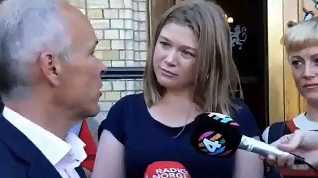 Kunnskaps- og integreringsminister Jan Tore Sanner møtte Caroline Omberg og Mari Sletten fra Foreldreopprør 2018 utenfor Stortinget onsdag. (Skjermdump) Kunnskaps- og integreringsminister Jan Tore Sanner møtte Caroline Omberg og Mari Sletten fra Foreldreopprør 2018 utenfor Stortinget onsdag. (Skjermdump)